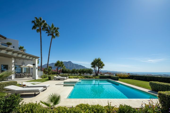 Villa Águila - Elegancia moderna con encanto andaluz en Monte Halcones