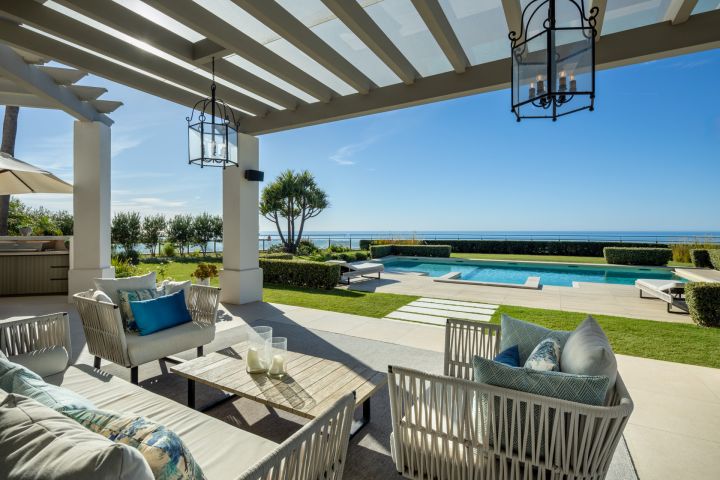 Villa Águila - Elegancia moderna con encanto andaluz en Monte Halcones