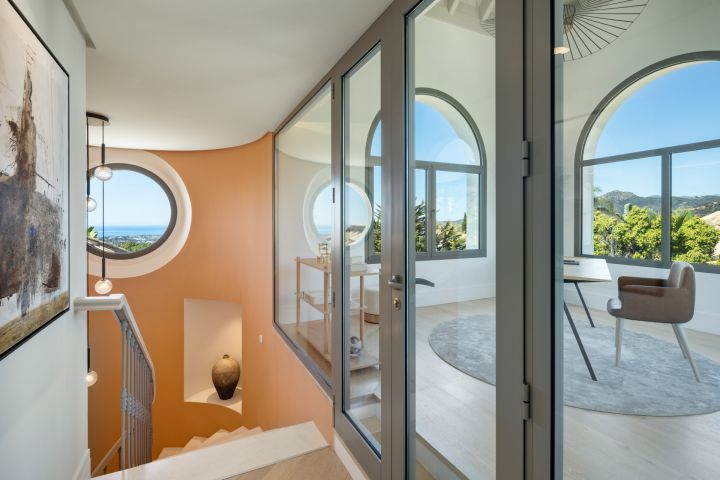Villa Águila - Elegancia moderna con encanto andaluz en Monte Halcones