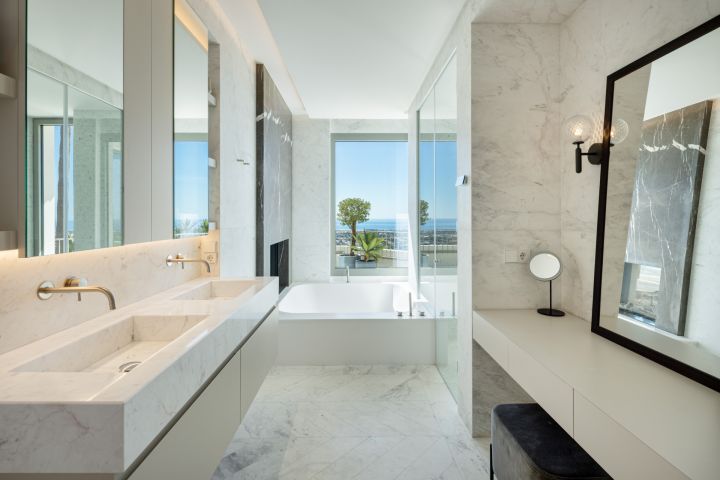 Villa Águila - Elegancia moderna con encanto andaluz en Monte Halcones