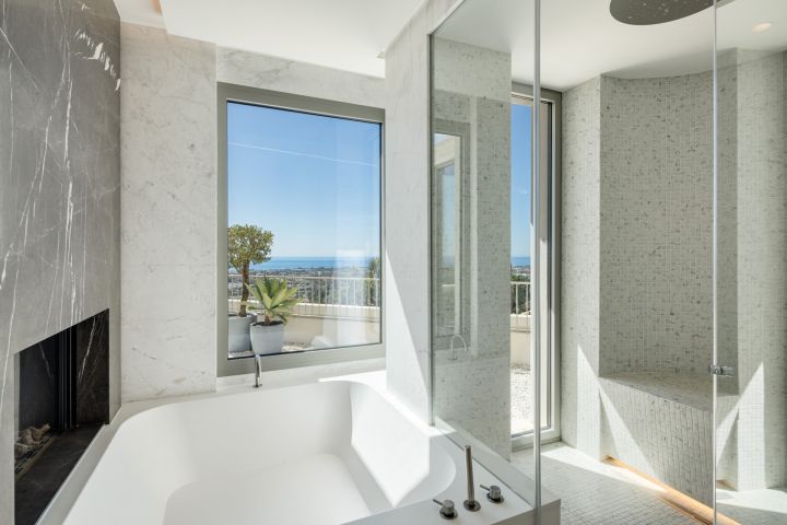Villa Águila - Elegancia moderna con encanto andaluz en Monte Halcones
