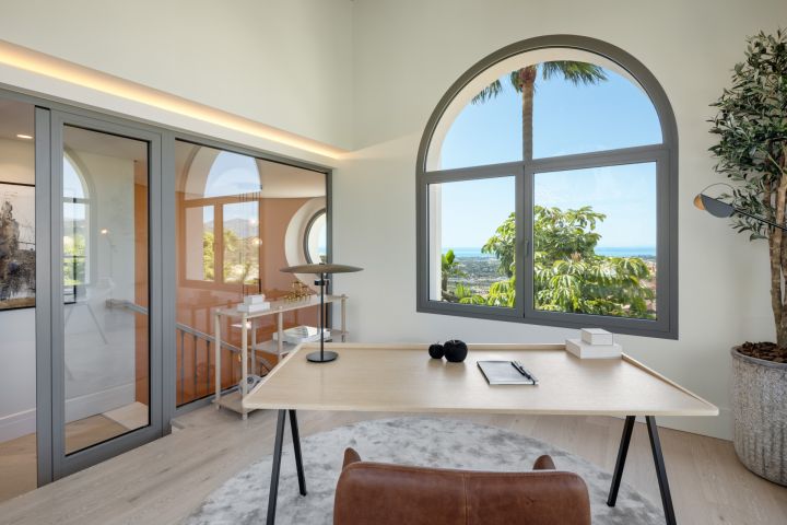 Villa Águila - Elegancia moderna con encanto andaluz en Monte Halcones