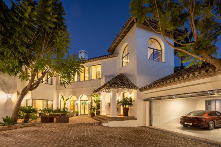 Villa Águila - Elegancia moderna con encanto andaluz en Monte Halcones