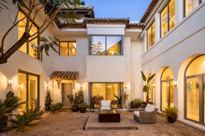 Villa Águila - Elegancia moderna con encanto andaluz en Monte Halcones