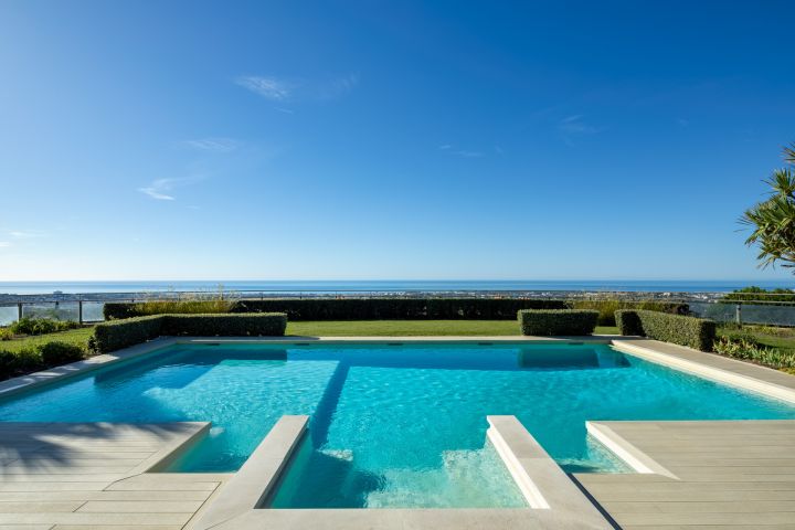 Villa Águila - Elegancia moderna con encanto andaluz en Monte Halcones