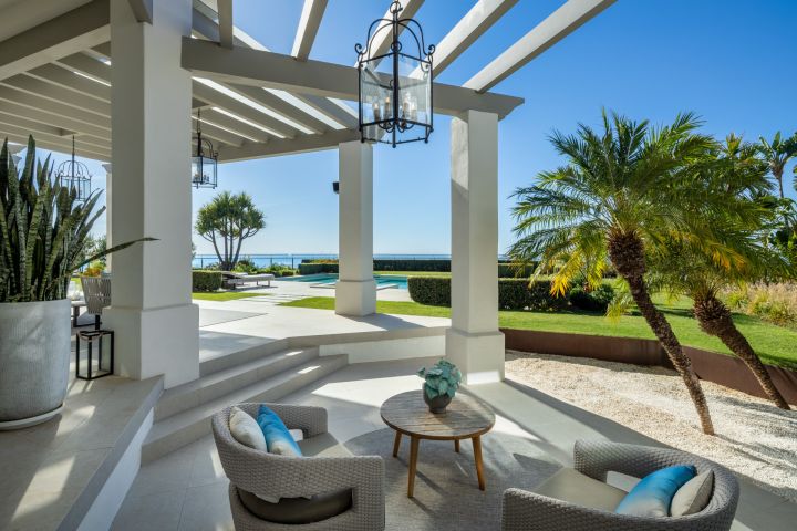 Villa Águila - Elegancia moderna con encanto andaluz en Monte Halcones