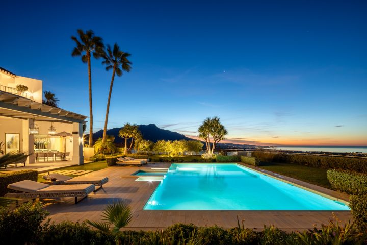 Villa Águila - Elegancia moderna con encanto andaluz en Monte Halcones