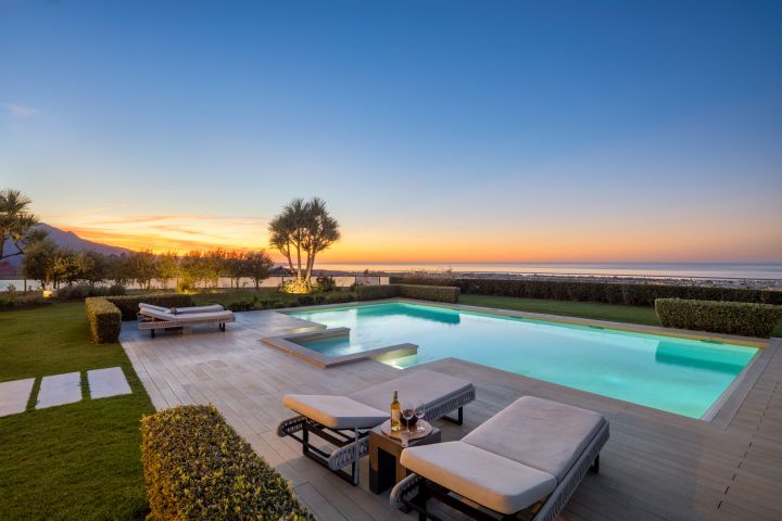 Villa Águila - Elegancia moderna con encanto andaluz en Monte Halcones