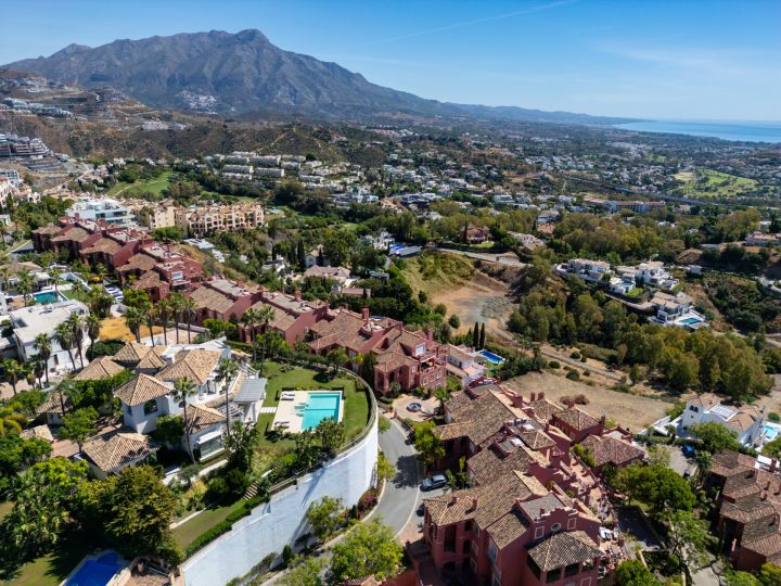 Villa Águila - Elegancia moderna con encanto andaluz en Monte Halcones