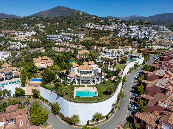 Villa Águila - Elegancia moderna con encanto andaluz en Monte Halcones