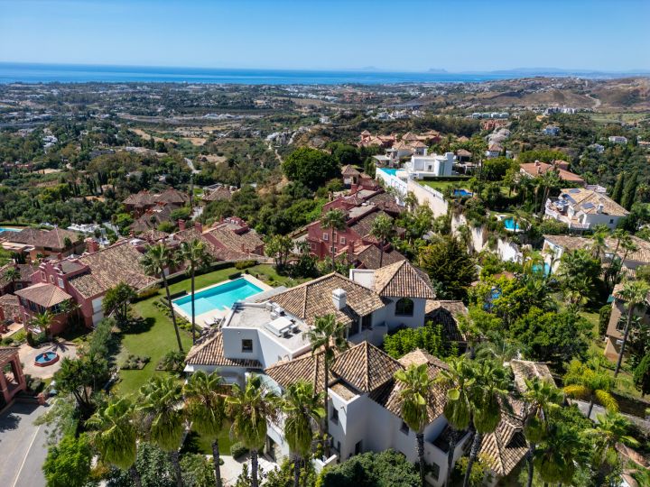 Villa Águila - Elegancia moderna con encanto andaluz en Monte Halcones