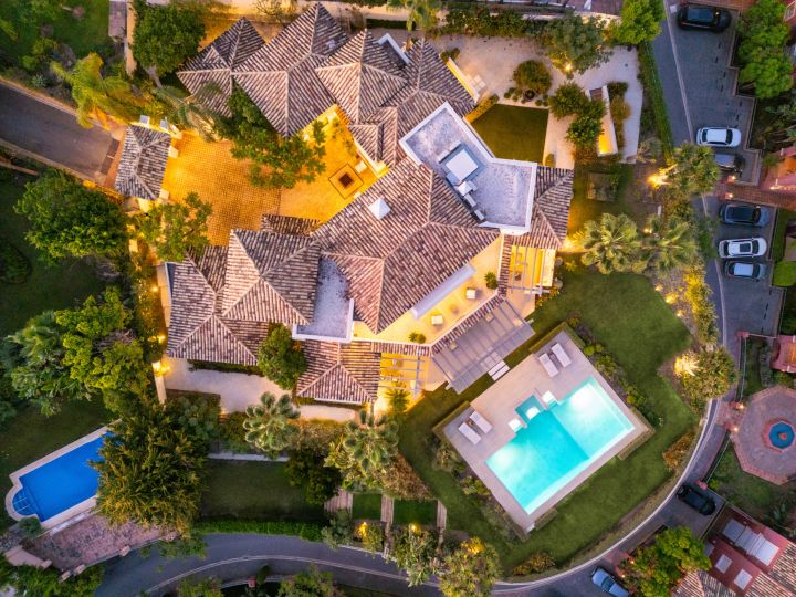 Villa Águila - Elegancia moderna con encanto andaluz en Monte Halcones