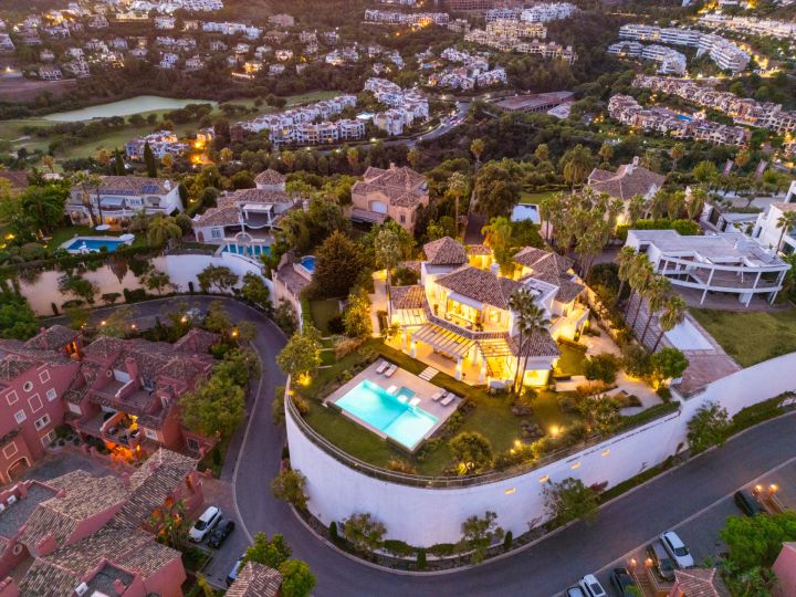 Villa Águila - Elegancia moderna con encanto andaluz en Monte Halcones