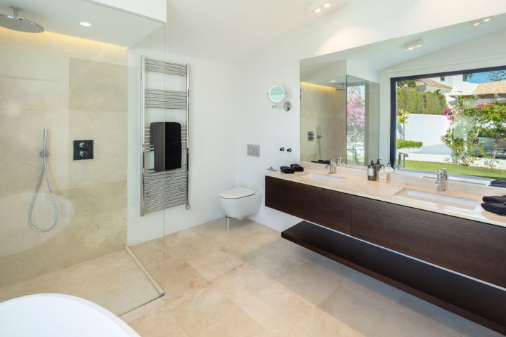 Paris 77 - Impressive Stylish Home offering Golf Views
