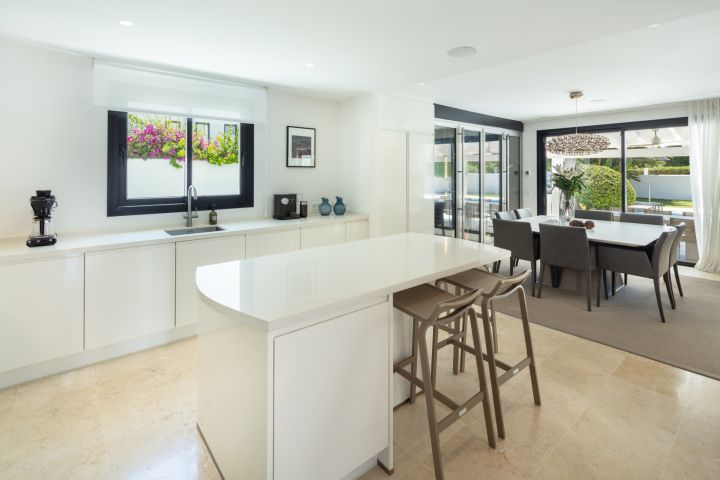 Paris 77 - Impressive Stylish Home offering Golf Views