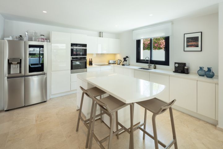 Paris 77 - Impressive Stylish Home offering Golf Views