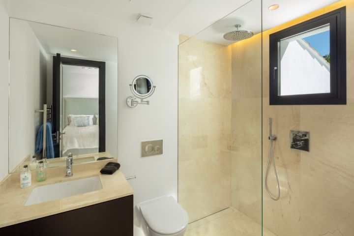 Paris 77 - Impressive Stylish Home offering Golf Views
