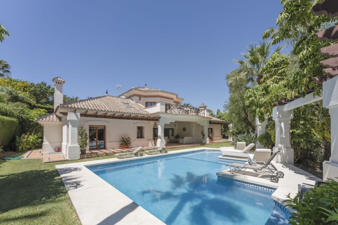 Villa de style classique située au cœur de la vallée du golf - Charmante villa avec finitions haut de gamme à Nueva Andalucía