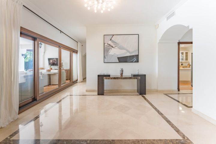 Villa de style classique située au cœur de la vallée du golf - Charmante villa avec finitions haut de gamme à Nueva Andalucía