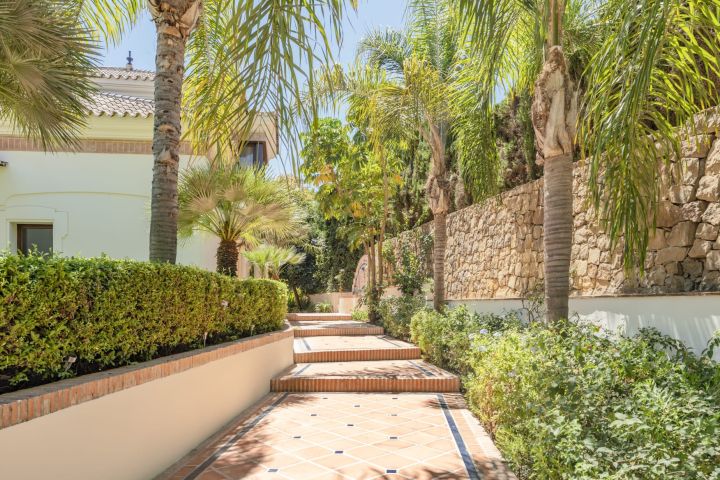 Villa de style classique située au cœur de la vallée du golf - Charmante villa avec finitions haut de gamme à Nueva Andalucía