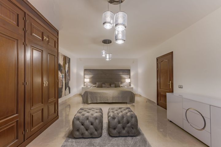 Villa de style classique située au cœur de la vallée du golf - Charmante villa avec finitions haut de gamme à Nueva Andalucía