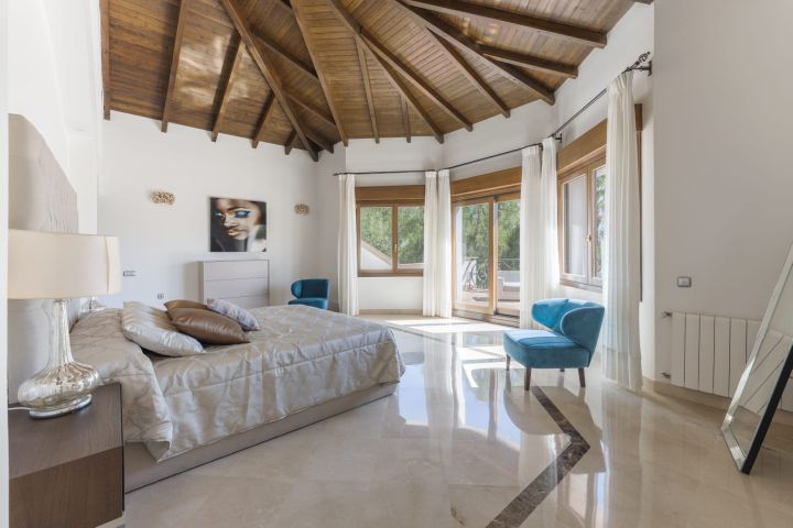 Villa de style classique située au cœur de la vallée du golf - Charmante villa avec finitions haut de gamme à Nueva Andalucía