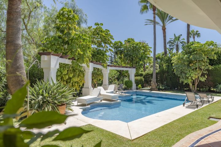 Villa de style classique située au cœur de la vallée du golf - Charmante villa avec finitions haut de gamme à Nueva Andalucía
