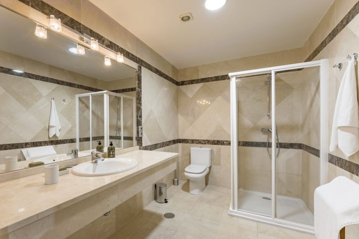 Villa de style classique située au cœur de la vallée du golf - Charmante villa avec finitions haut de gamme à Nueva Andalucía