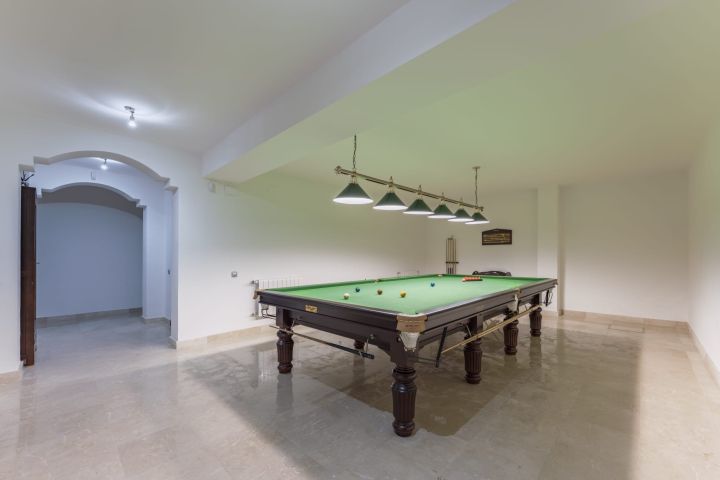 Villa de style classique située au cœur de la vallée du golf - Charmante villa avec finitions haut de gamme à Nueva Andalucía