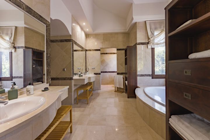 Villa de style classique située au cœur de la vallée du golf - Charmante villa avec finitions haut de gamme à Nueva Andalucía