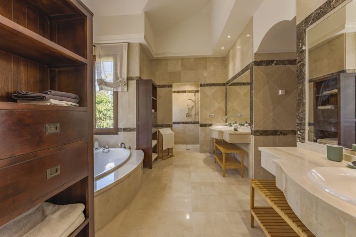 Villa de style classique située au cœur de la vallée du golf - Charmante villa avec finitions haut de gamme à Nueva Andalucía