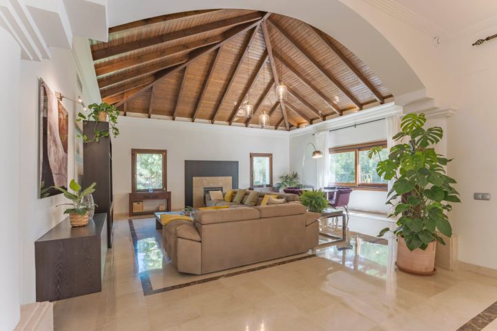 Villa de style classique située au cœur de la vallée du golf - Charmante villa avec finitions haut de gamme à Nueva Andalucía
