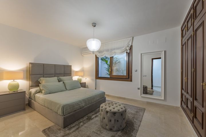 Villa de style classique située au cœur de la vallée du golf - Charmante villa avec finitions haut de gamme à Nueva Andalucía