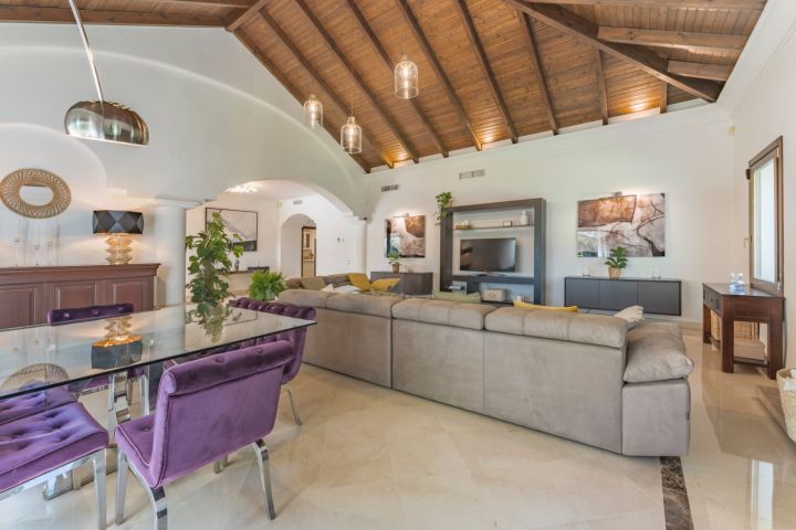 Villa de style classique située au cœur de la vallée du golf - Charmante villa avec finitions haut de gamme à Nueva Andalucía