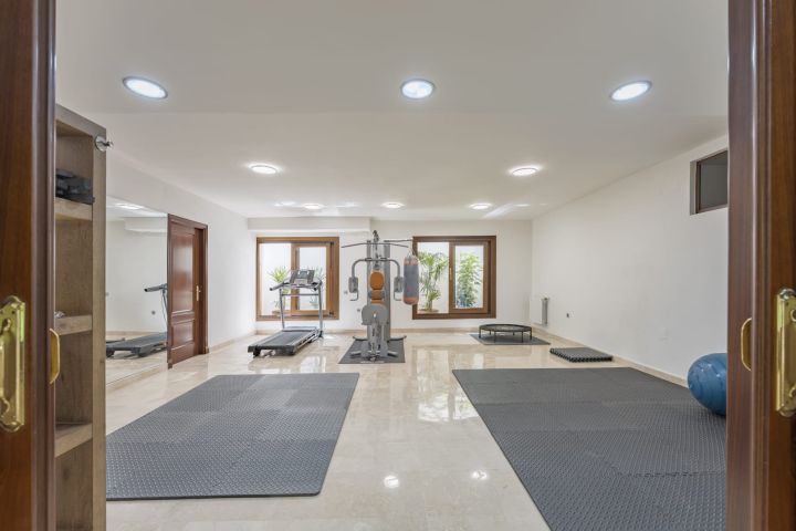 Villa de style classique située au cœur de la vallée du golf - Charmante villa avec finitions haut de gamme à Nueva Andalucía
