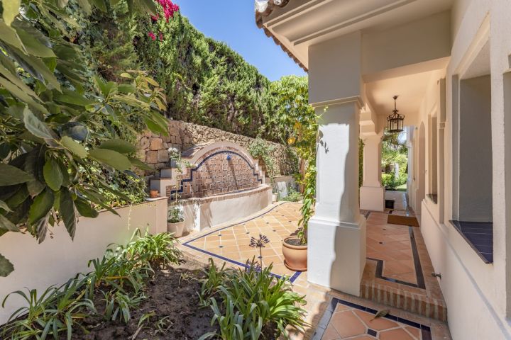 Villa de style classique située au cœur de la vallée du golf - Charmante villa avec finitions haut de gamme à Nueva Andalucía