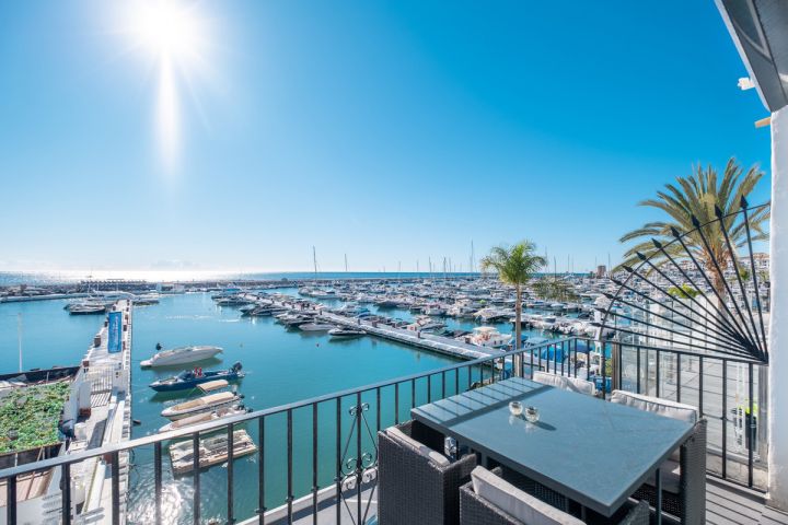 Modern frontline apartment for sale in Puerto Banús Harbor - Modern Apartment Featuring Modern Design in Marina Banús