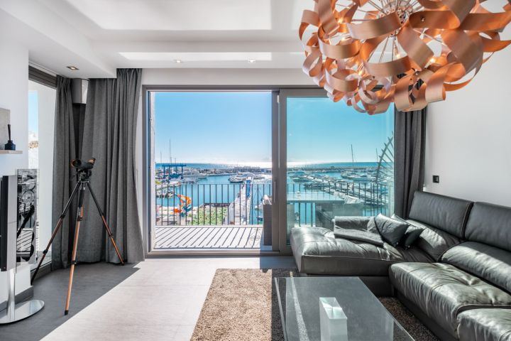 Modern frontline apartment for sale in Puerto Banús Harbor - Modern Apartment Featuring Modern Design in Marina Banús