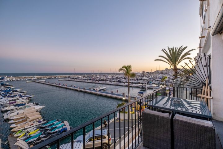 Modern frontline apartment for sale in Puerto Banús Harbor - Modern Apartment Featuring Modern Design in Marina Banús
