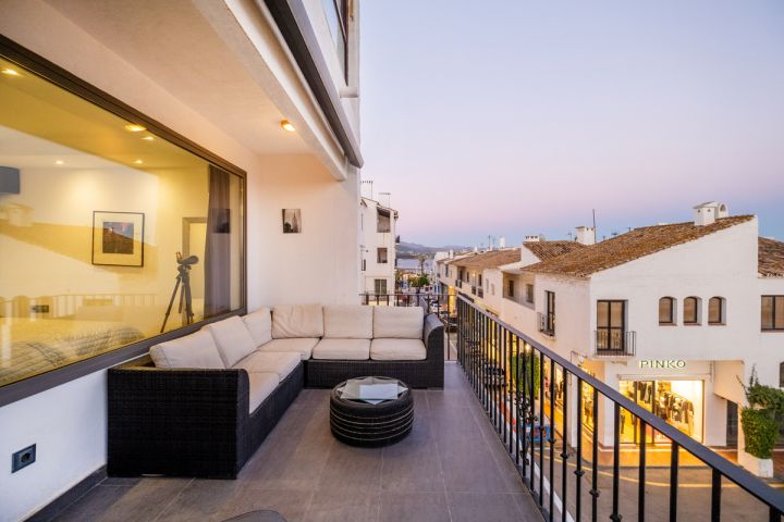 Modern frontline apartment for sale in Puerto Banús Harbor - Modern Apartment Featuring Modern Design in Marina Banús