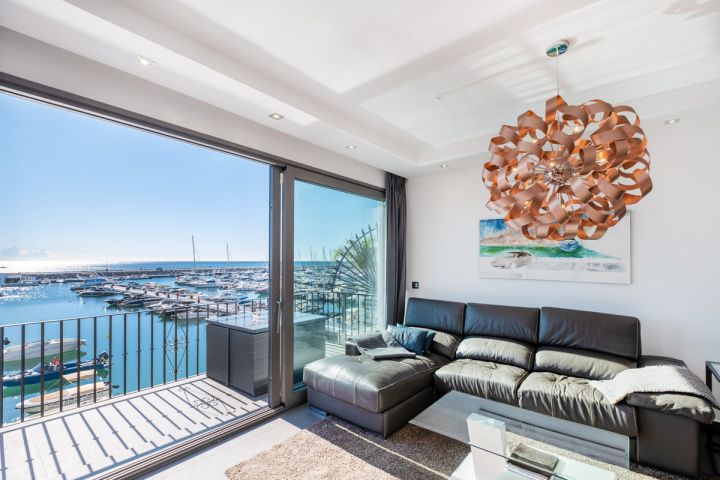 Modern frontline apartment for sale in Puerto Banús Harbor - Modern Apartment Featuring Modern Design in Marina Banús
