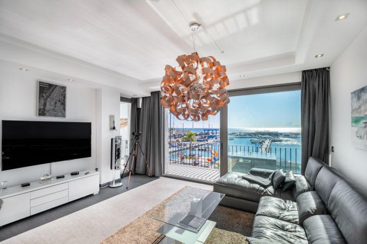 Modern frontline apartment for sale in Puerto Banús Harbor - Modern Apartment Featuring Modern Design in Marina Banús