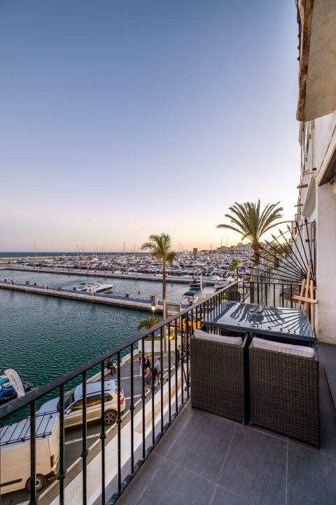 Modern frontline apartment for sale in Puerto Banús Harbor - Modern Apartment Featuring Modern Design in Marina Banús