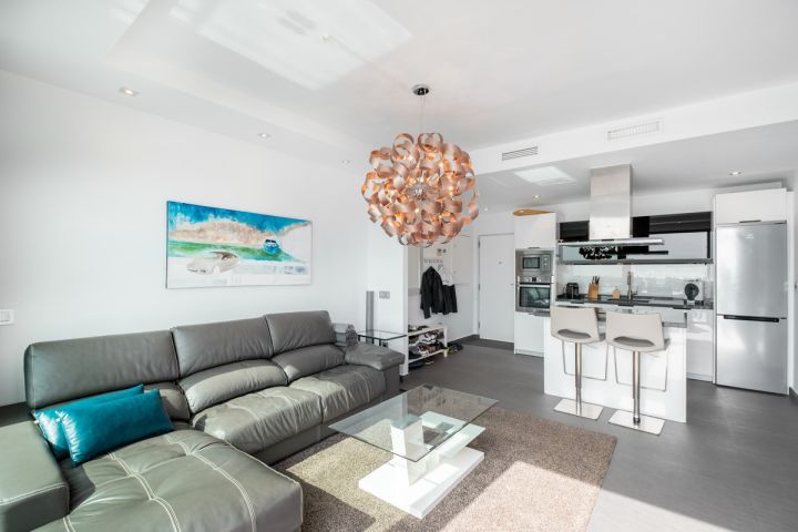 Modern frontline apartment for sale in Puerto Banús Harbor - Modern Apartment Featuring Modern Design in Marina Banús