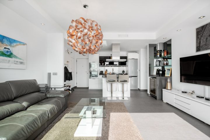 Modern frontline apartment for sale in Puerto Banús Harbor - Modern Apartment Featuring Modern Design in Marina Banús