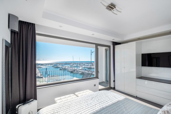 Modern frontline apartment for sale in Puerto Banús Harbor - Modern Apartment Featuring Modern Design in Marina Banús