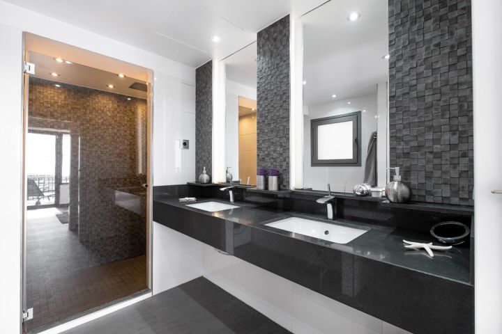 Modern frontline apartment for sale in Puerto Banús Harbor - Modern Apartment Featuring Modern Design in Marina Banús