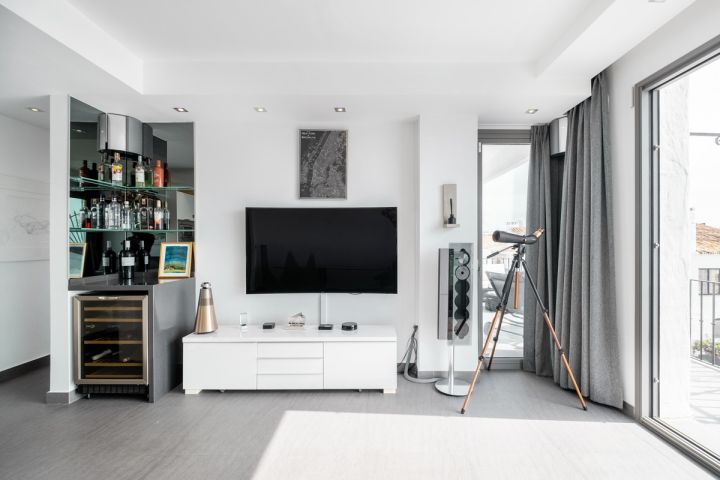 Modern frontline apartment for sale in Puerto Banús Harbor - Modern Apartment Featuring Modern Design in Marina Banús