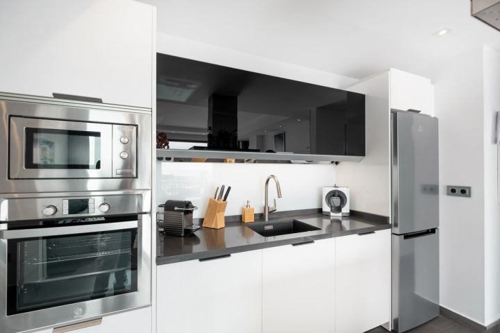 Modern frontline apartment for sale in Puerto Banús Harbor - Modern Apartment Featuring Modern Design in Marina Banús
