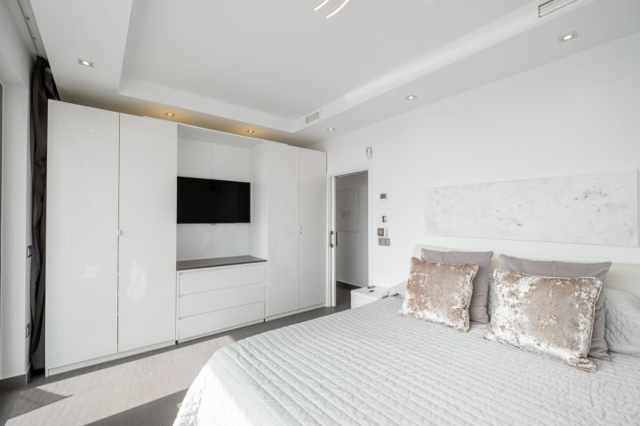 Modern frontline apartment for sale in Puerto Banús Harbor - Modern Apartment Featuring Modern Design in Marina Banús